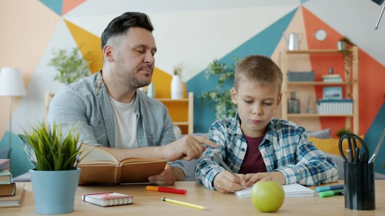 1. septembrī sākas mācību gads: ko ģimenēm vēl pārbaudīt