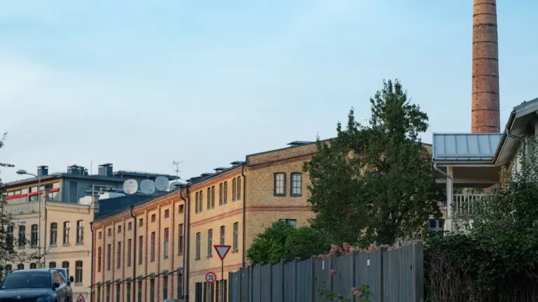 Ielas seguma remontdarbi Rīgas centrā ar skatu uz vecpilsētas ēkām.