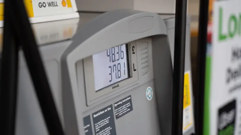 Degvielas uzpildes stacijas sūknis ar skaidri redzamu digitālo cenu un daudzuma displeju.
