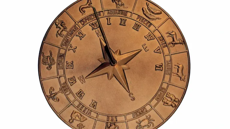 Bronzas zodiaka aplis ar iegravētām zīmēm un romiešu cipariem laika atskaitei