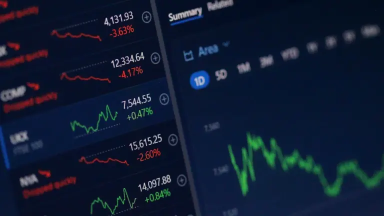 Finanšu tirgus grafiki ar procentu likmju svārstībām uz digitālā ekrāna.