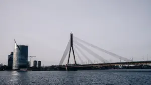 Vanšu tilts un Rīgas panorāma ar Zunda torņiem virs Daugavas ūdeņiem.
