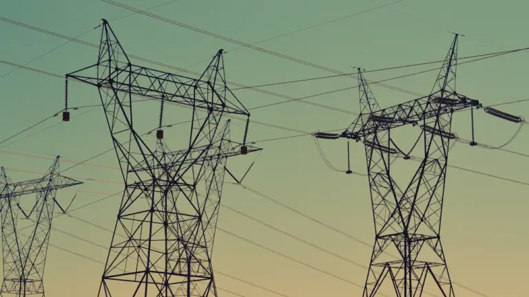 Augstsprieguma elektrības līniju balsti Latvijas energoapgādes sistēmas ilustrācijai pret debesu fona