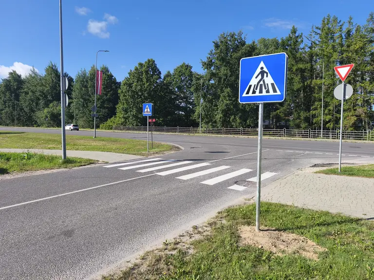 Jelgavā ieviestas izmaiņas satiksmes organizācijā: jaunas gājēju pārejas drošākai pārvietošanās