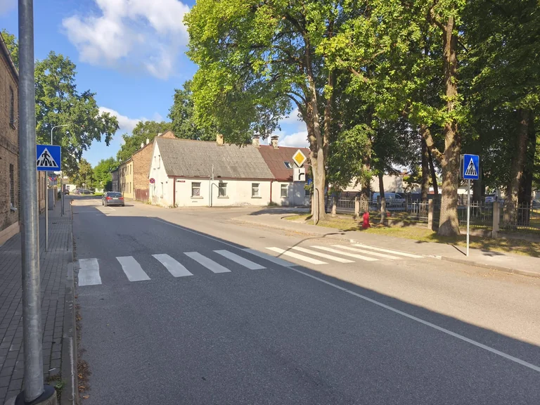 Jelgavā ieviestas izmaiņas satiksmes organizācijā: jaunas gājēju pārejas drošākai pārvietošanās