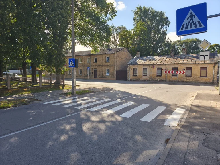 Jelgavā ieviestas izmaiņas satiksmes organizācijā: jaunas gājēju pārejas drošākai pārvietošanās