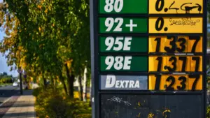 Degvielas cenu zīme ar dažādiem degvielas veidiem Latvijas uzpildes stacijā.