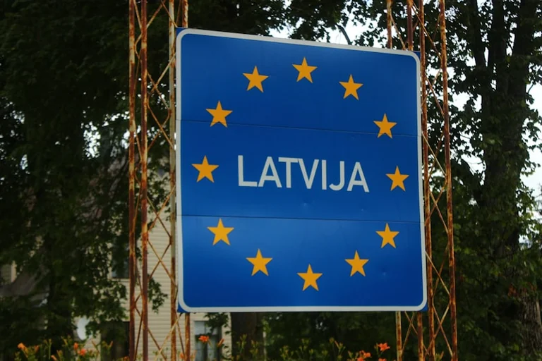 Kā globālās naftas cenas ietekmē degvielas izmaksas Latvijā 2026. gada augustā