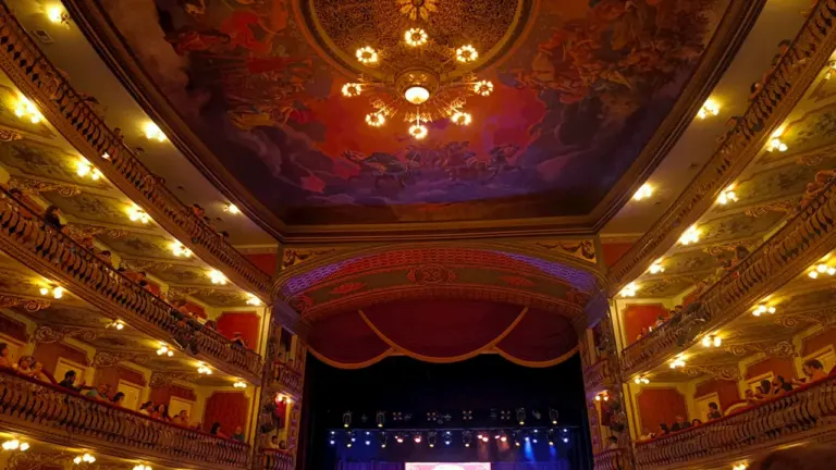 Greznas operas zāles skats ar izgaismotu skatuvi un balkoniem pirms sezonas atklāšanas.
