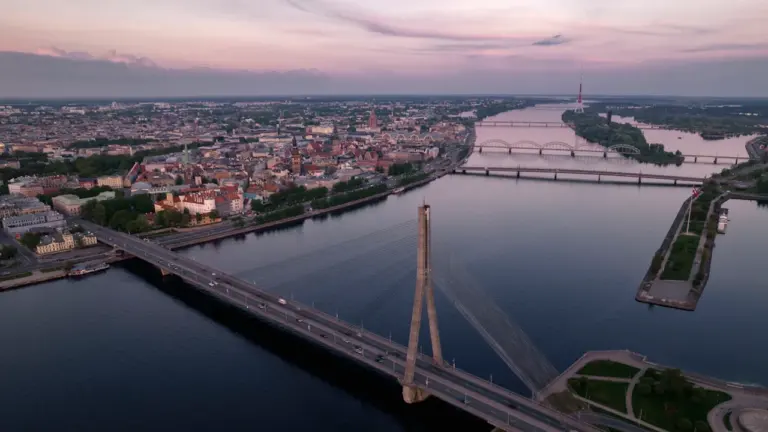 Latvijas valstiskuma ceļš: no 1918. gada līdz mūsdienu uzticībai