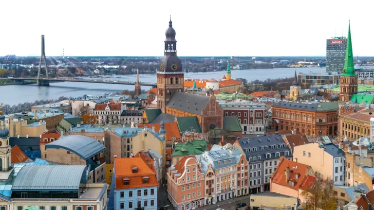 Skats no augšas uz Rīgas vēsturisko centru un Daugavu saulainā dienā.