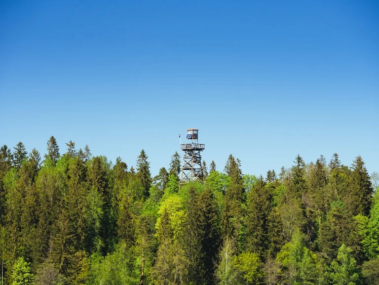 Trauksmes sirēnas Latvijā: rīcība pirmajās minūtēs