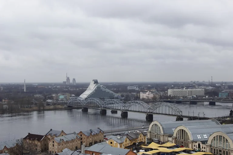 Vai Rīga līdz 2026. gada beigām aizliegs iebraukt centrā ar iekšdedzes auto?
