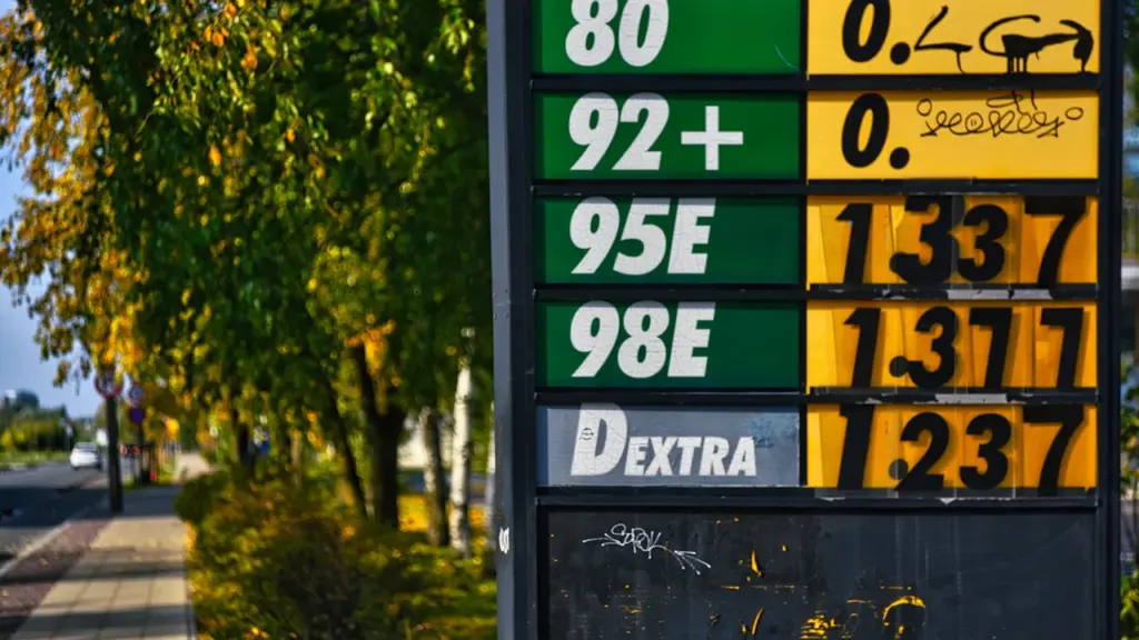 Degvielas cenu tablo ar dažādu veidu degvielas cenām Latvijas DUS stacijā.