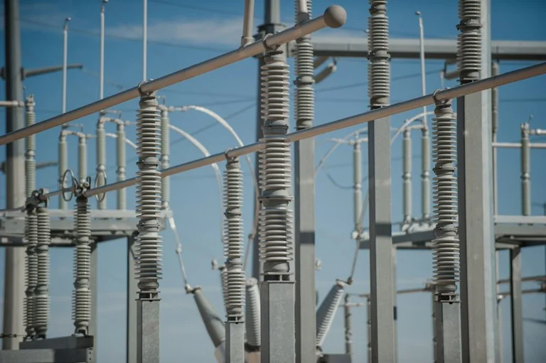 Elektroenerģijas cenu kāpums Latvijā: kāpēc biržā vērojamas svārstības