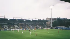 Futbola spēle stadionā Rīgā, gatavojoties Latvijas izlases svarīgajām cīņām uz 2026. gadu.