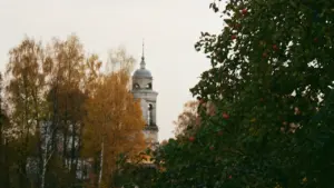 Baznīcas tornis rudens koku ieskāvumā vēstī par Miķeļdienas atnākšanu Latvijā.