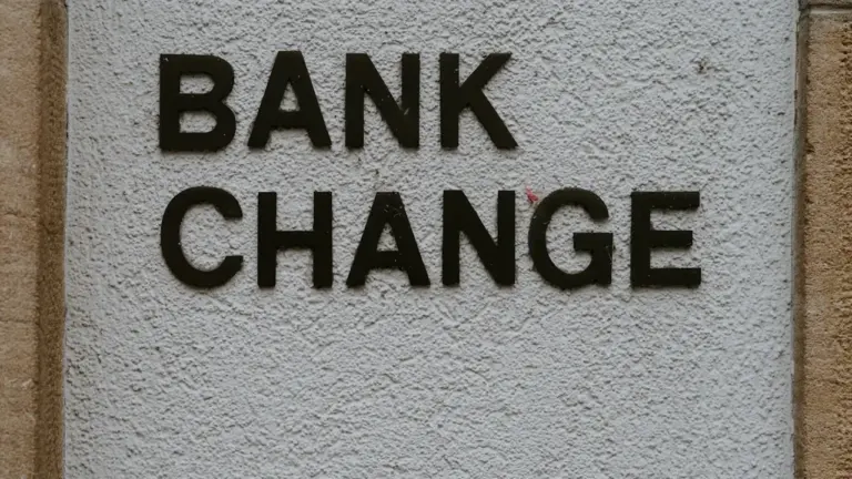 Sienas norāde ar uzrakstu Bank Change kā simbols finanšu datu maiņai.