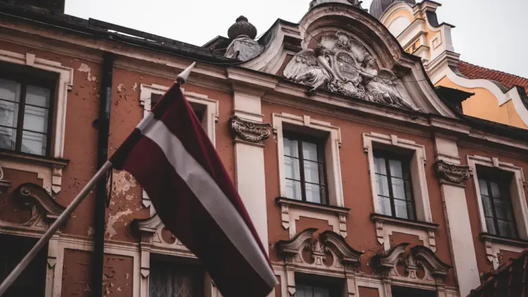 9. oktobra notikumi Latvijā: kā pārbaudīt vēsturiskos faktus
