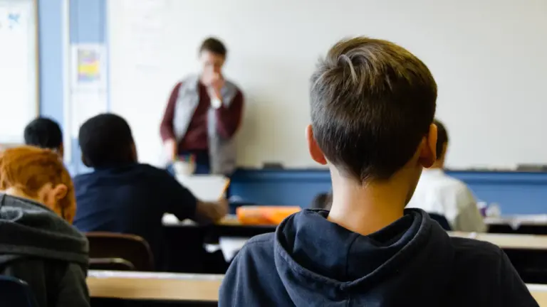 Skolēni klasē klausās skolotāju Pasaules skolotāju dienas laikā Latvijas skolā