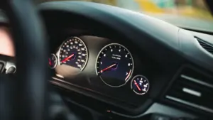 Automašīnas instrumentu panelis ar spidometru un tahometru pirms došanās ceļā.